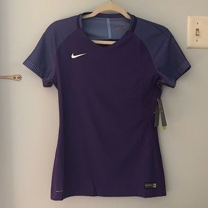 NIKE NWT Women's Soccer Purple Aeroswift Shirt